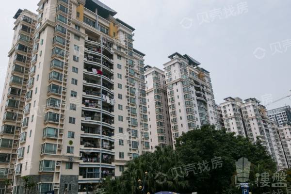 名門世家|橫崗高檔住宅區地鐵大四房|朝南 業主急賣|此房雙地鐵口物業,戶型方正,采光好,視野遼闊。